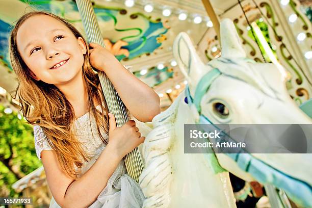 Piękna Dziewczynka Na Karuzeli Ride - zdjęcia stockowe i więcej obrazów Adolescencja - Adolescencja, Koń, Śmiać się