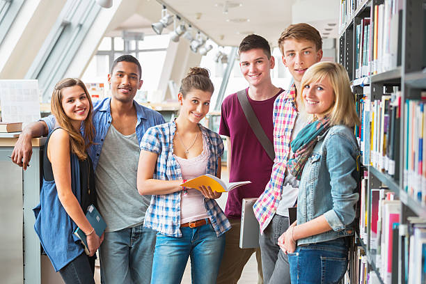 gruppo di studenti in una libreria - studente di scuola secondaria allievo foto e immagini stock