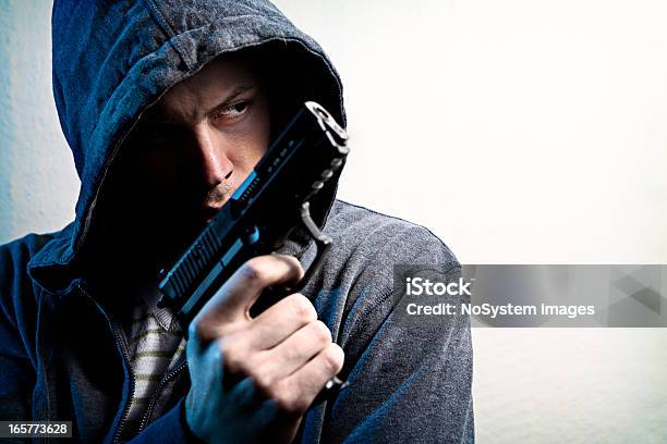 Média Visual - Fotografias de stock e mais imagens de Homens - Homens, Revólver, Arma de Fogo