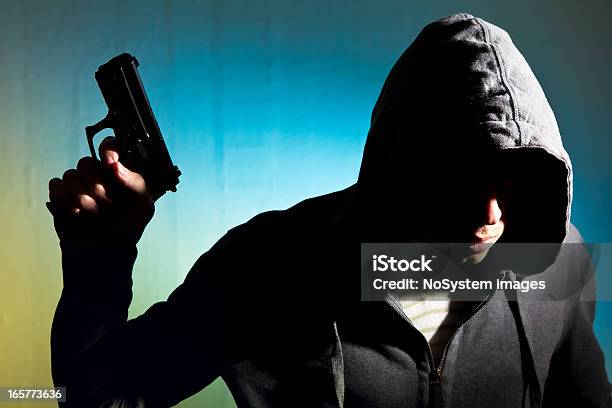 Человек В Капюшоне С Револьвер — стоковые фотографии и другие картинки Вооружённый грабёж - Вооружённый грабёж, Большой город, Взрослый