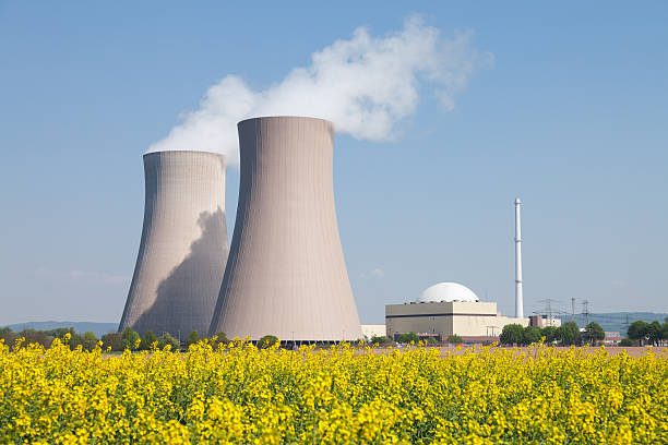 원자력 발전소, 김이 나는 냉각이란 타워수 및 카놀라 필드 - nuclear reactor 뉴스 사진 이미지