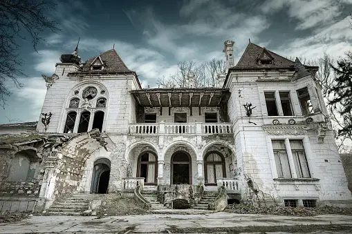 The Ghost House a pic of a haunted house