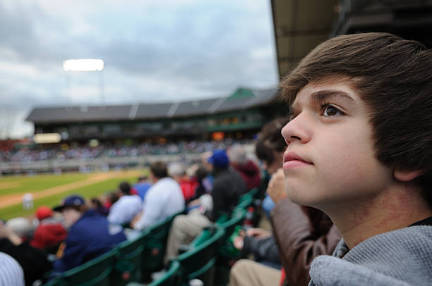 adolescente ventilador de béisbol - baseball fan fotografías e imágenes de stock