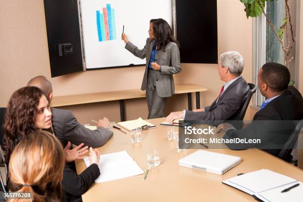 Apresentação Da Empresa - Fotografias de stock e mais imagens de Mulheres - Mulheres, Apresentação - Discurso, Cor preta