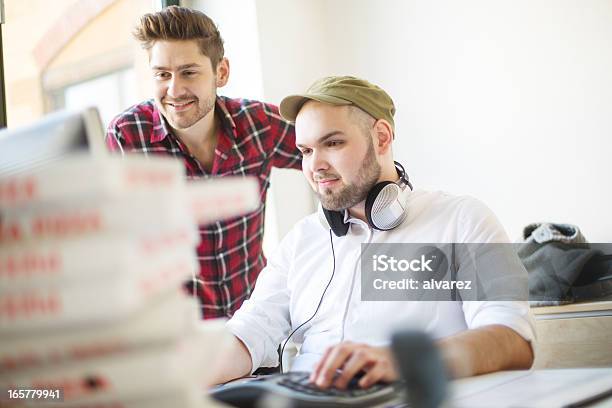 Dois Colegas De Trabalho A Começar A Desfrutar De - Fotografias de stock e mais imagens de Amizade - Amizade, Discussão, Duas Pessoas