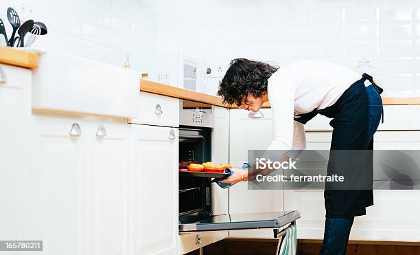 Donna Cucinare Cupcakes - Fotografie stock e altre immagini di Armadietto da cucina - Armadietto da cucina, Aprire, Cucinare