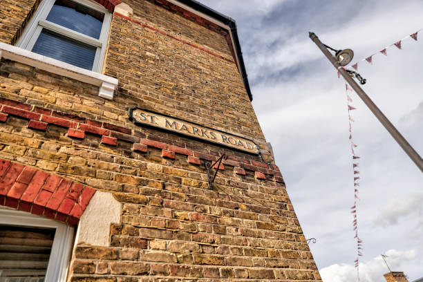 ウィンザー城周辺の通りにある長屋や建物 - castle famous place low angle view england ストックフォトと画像