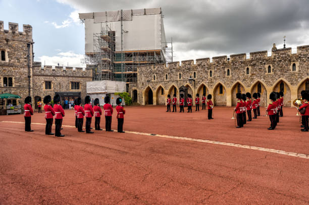 beefeaters e bandas de marcha que participam da troca da guarda na ala inferior do castelo de windsor - honor guard protection security guard tourist - fotografias e filmes do acervo