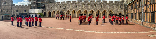 beefeaters e bande musicali partecipano al cambio della guardia nel reparto inferiore del castello di windsor - honor guard protection security guard tourist foto e immagini stock