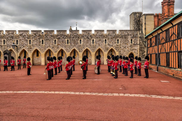 beefeaters e bande musicali partecipano al cambio della guardia nel reparto inferiore del castello di windsor - honor guard protection security guard tourist foto e immagini stock