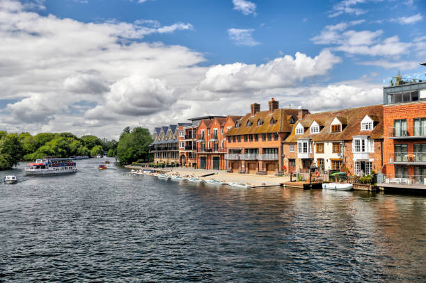 blick auf und um die windsor eton bridge - castle famous place low angle view england stock-fotos und bilder