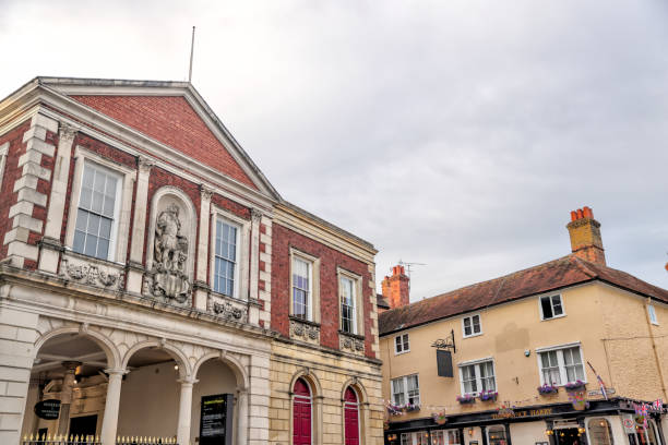 ウィンザー城周辺の通りにある長屋と建物 - castle famous place low angle view england ストックフォトと画像