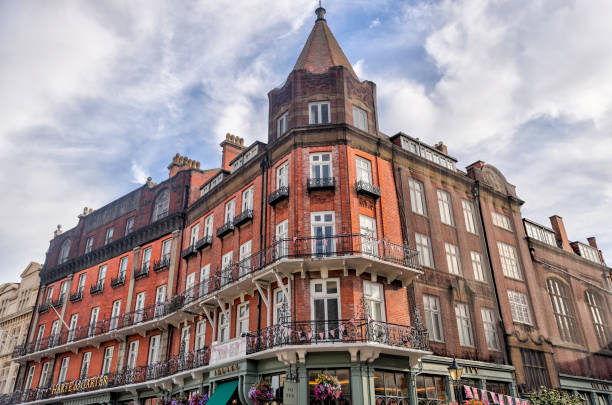 ウィンザー城周辺の通りにある長屋や建物 - castle famous place low angle view england ストックフォトと画像