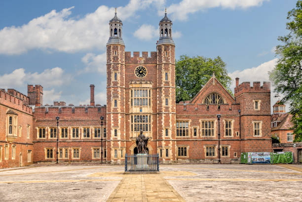 o pátio principal no campus do eton college no reino unido - castle famous place low angle view england - fotografias e filmes do acervo