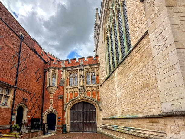 reihenhäuser und gebäude in den straßen rund um windsor castle - castle famous place low angle view england stock-fotos und bilder