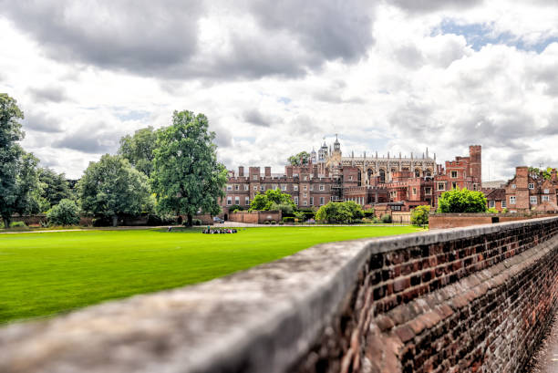 majestätische gebäude auf und um den campus des eton college in großbritannien - castle famous place low angle view england stock-fotos und bilder