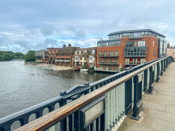 vistas sobre e ao redor da ponte windsor eton - castle famous place low angle view england - fotografias e filmes do acervo