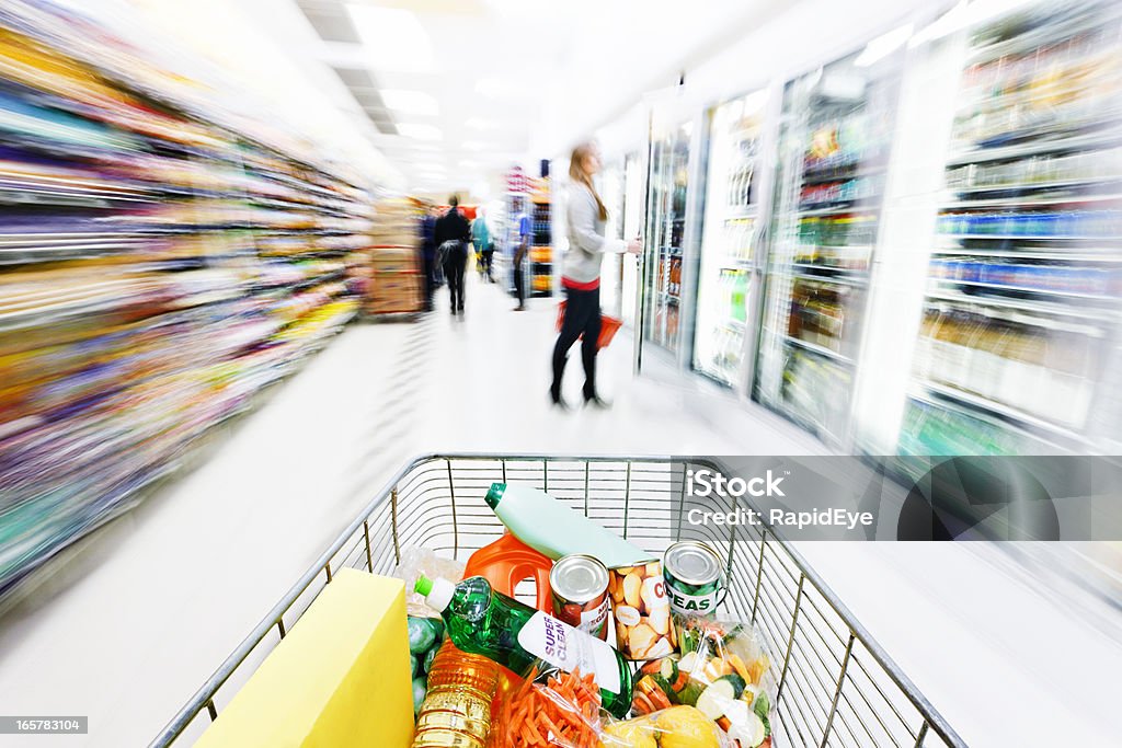 Supermarkt-Einkaufswagen Geschwindigkeiten-Gang, die motion blur - Lizenzfrei Supermarkt Stock-Foto