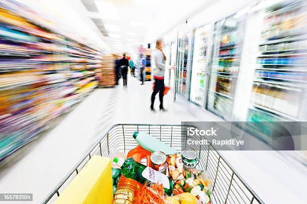 Supermercado Compras Carrito Velocidades De Pasillo La Creación De Desenfoque Foto de stock y más banco de imágenes de Supermercado