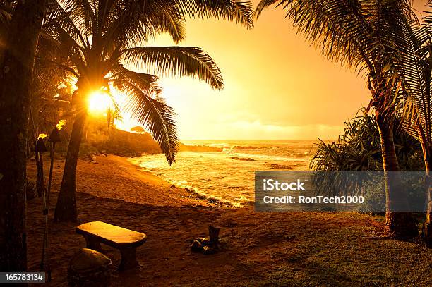 Hawaiian Atardecer De Foto de stock y más banco de imágenes de Playa - Playa, Clima tropical, Puesta de sol
