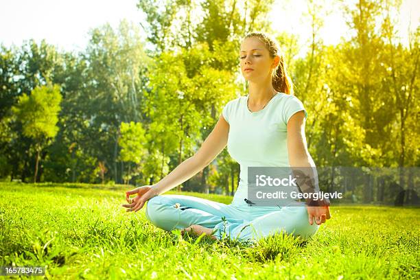 Meditação - Fotografias de stock e mais imagens de Adulto - Adulto, Alegria, Ao Ar Livre