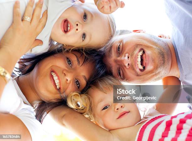 Happy Familia Foto de stock y más banco de imágenes de Adulto - Adulto, Aire libre, Alegre