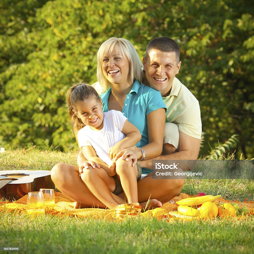 Famiglia felice - Foto stock royalty-free di Abbracciare una persona