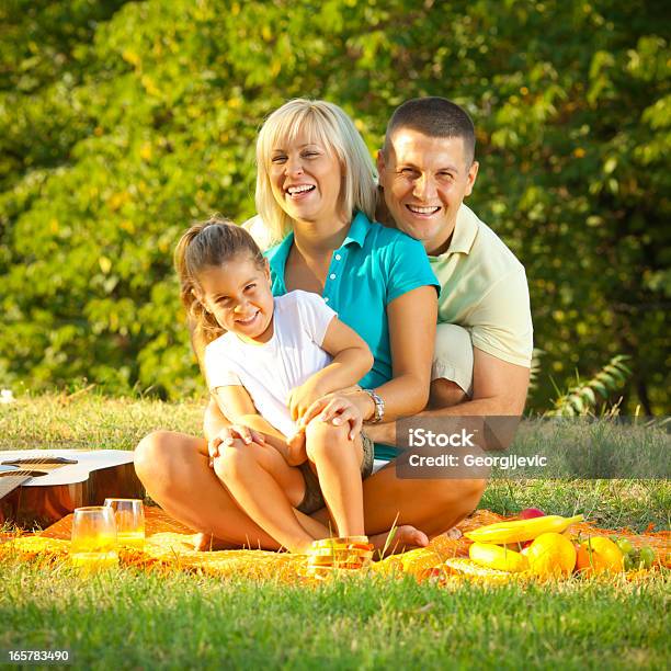 Famiglia Felice - Fotografie stock e altre immagini di Abbracciare una persona - Abbracciare una persona, Adulto, Alimentazione sana