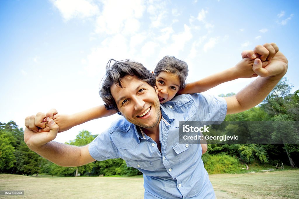 Famiglia felice - Foto stock royalty-free di Abbracciare una persona