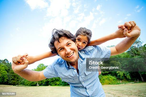 Famiglia Felice - Fotografie stock e altre immagini di Abbracciare una persona - Abbracciare una persona, Adulto, Allegro