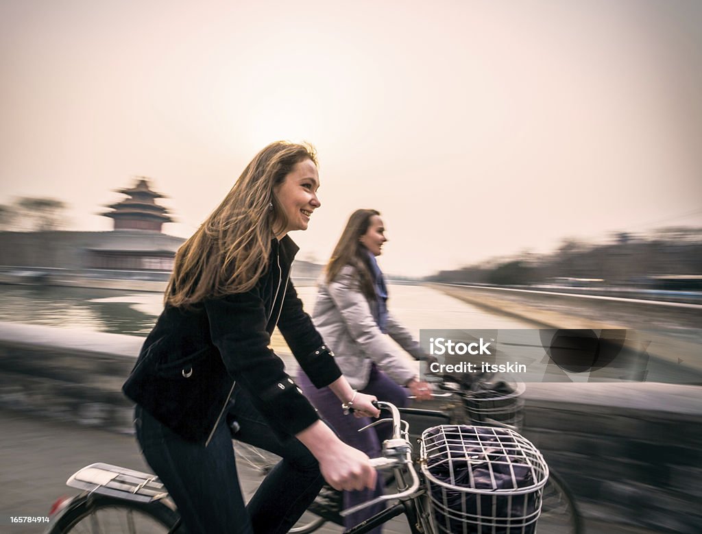 Туристов в Пекине riding bikes - Стоковые фото Женщины роялти-фри