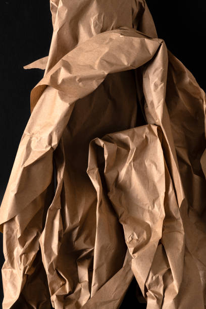 коричневая мятая упаковочная бумага - brown paper paper crumpled brown стоковые фото и изображения