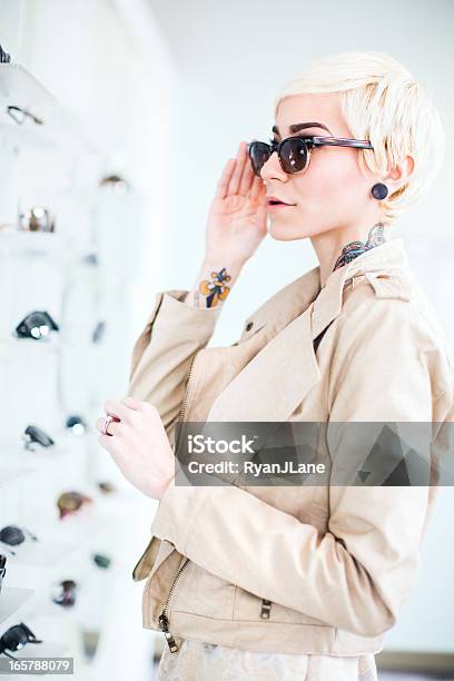 Brille Shoppingjunge Frau Stockfoto und mehr Bilder von Anprobieren - Anprobieren, Anziehen, Auslage