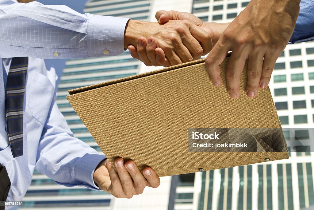 Homens de negócios, apertando as mãos para o negócio em um distrito financeiro - Foto de stock de Dar royalty-free