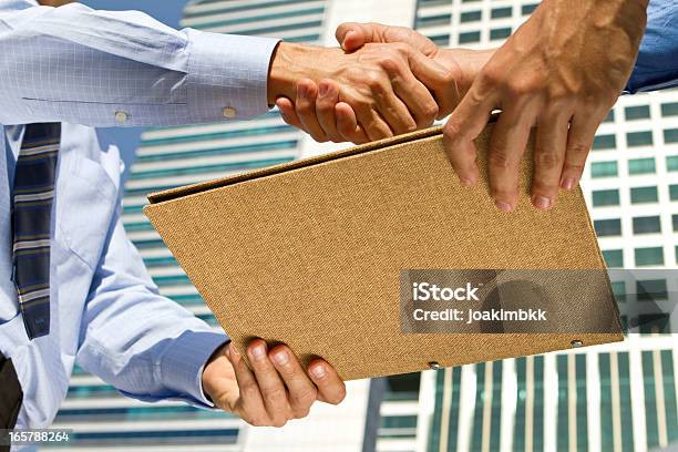 Бизнес Мужчины Handshaking Для Работы В Финансовом Районе — стоковые фотографии и другие картинки Давать