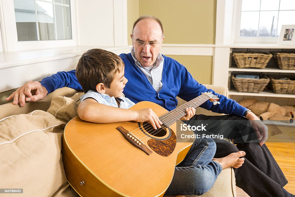 Alter Mann, singen mit seinem Enkel - Lizenzfrei 60-69 Jahre Stock-Foto