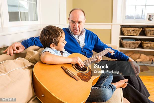 Alter Mann Singen Mit Seinem Enkel Stockfoto und mehr Bilder von 60-69 Jahre - 60-69 Jahre, 70-79 Jahre, 80-89 Jahre