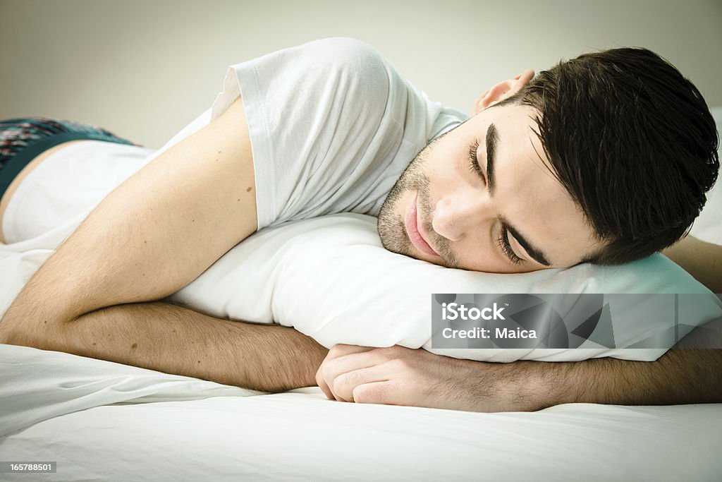 Молодой человек сна - Стоковые фото 20-29 лет роялти-фри