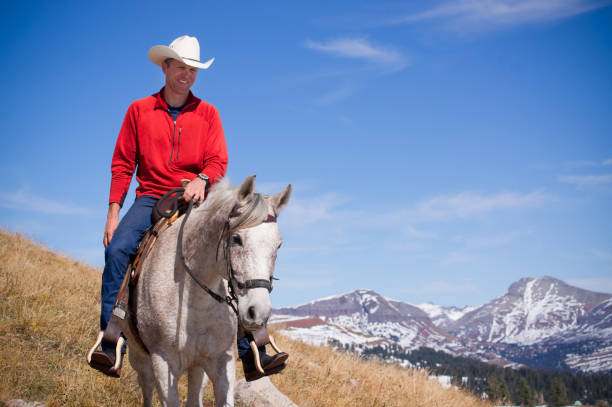 rocky mountain życia - cowboy horseback riding nature blue zdjęcia i obrazy z banku zdjęć