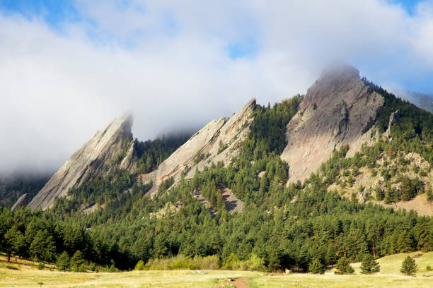 boulder, colorado flatirons - flatirons colorado boulder mountain range - fotografias e filmes do acervo