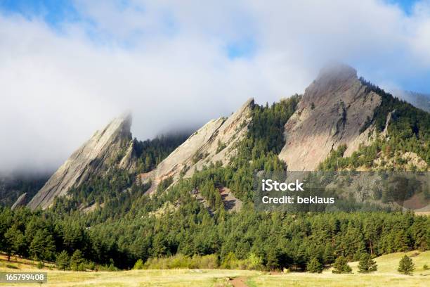 Boulder No Colorado Flatirons - Fotografias de stock e mais imagens de Boulder - Boulder, Penedo, Paisagem Ondulada