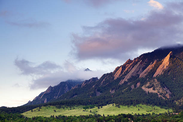 montagnes flatirons de boulder, dans le colorado - rocher photos et images de collection