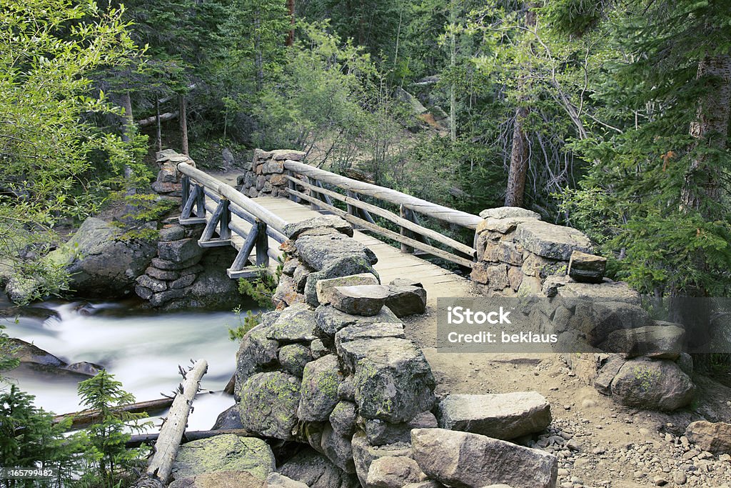 Мост через реку в Скалистые Горы - Стоковые фото Национальный парк Роки-Маунтин роялти-фри