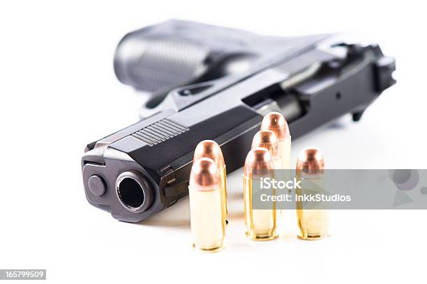45 Calibre Pistola De Mano Y Municiones Foto de stock y más banco de imágenes de Arma - Arma, Fondo blanco, Arma de mano