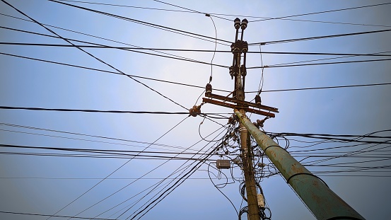 There are many cables on electric poles, so it confuses officers if there is an electric short circuit