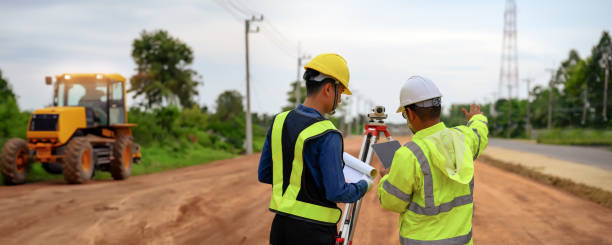 инженер-геодезист, дорожный инженер, дорожно-строительные работы. - construction safety mid adult men road construction стоковые фото и изображения