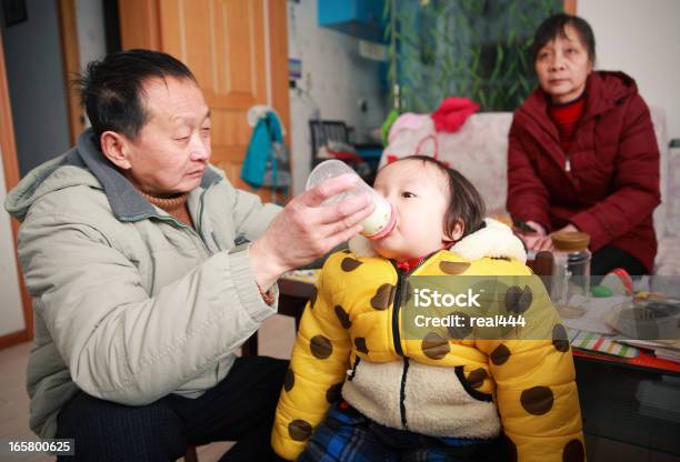 먹이기 젖병 2-3 살에 대한 스톡 사진 및 기타 이미지 - 2-3 살, 가정 생활, 가족