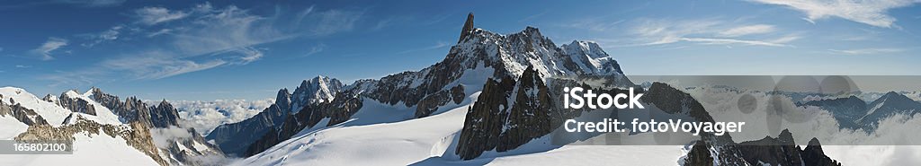 Italia los picos de las montañas super panorama alpino del Mont Blanc - Foto de stock de Aiguille de Midi libre de derechos