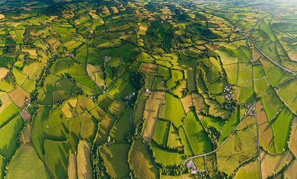 panorama aérea de fazendas e aldeias verde vibrante paisagem de verão - welsh culture wales field hedge - fotografias e filmes do acervo