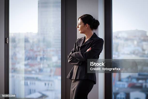 Nachdenklich Geschäftsfrau Blick Aus Dem Fenster Auf Die Skyline Stockfoto und mehr Bilder von Stadtsilhouette